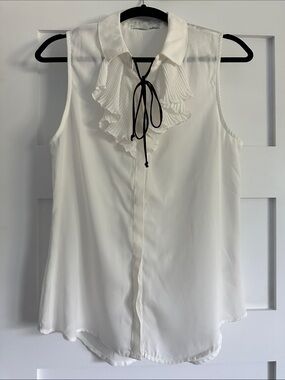 5 for $25 // Fourteenth Place sleeveless ruffle white blouse medium